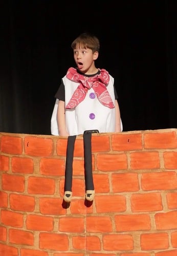 From the The Drama Workshop production (Havelock North, New Zealand). Directed by Juliet Cottrell.

Photo Credit: Angela Elliott, How Ridiculous Costuming